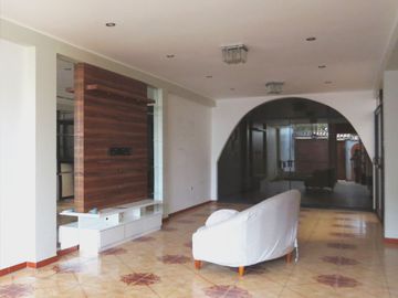 CASA 3 PISOS EN VENTA 150 M2 CALLE SAGITARIO - ATE