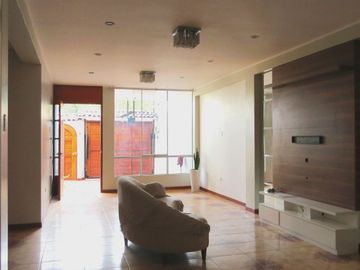 CASA 3 PISOS EN VENTA 150 M2 CALLE SAGITARIO - ATE