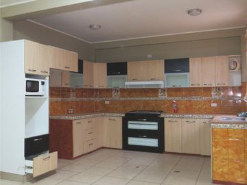CASA 3 PISOS EN VENTA 150 M2 CALLE SAGITARIO - ATE
