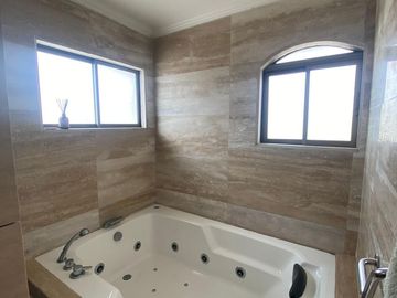 Espectacular Casa en venta, El Rosario de Peñuelas con Amplios Espacios, Piscina y Áreas Verdes