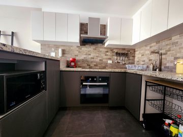 Moderno Departamento amoblado en excelente zona de San Isidro