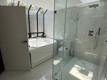 CASA EN VENTA, RECIÉN REMODELADA, CONDADO DE SAYAVEDRA, ATIZAPÁN DE ZARAGOZA.