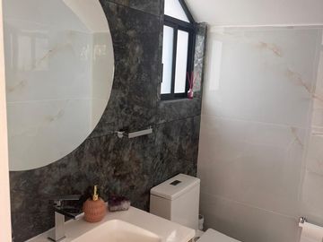 CASA EN VENTA, RECIÉN REMODELADA, CONDADO DE SAYAVEDRA, ATIZAPÁN DE ZARAGOZA.