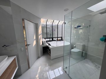 CASA EN VENTA, RECIÉN REMODELADA, CONDADO DE SAYAVEDRA, ATIZAPÁN DE ZARAGOZA.