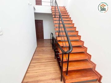 SOLÍS VENDE MODERNA CASA CERCA DEL COLEGIO DAVY COLLEGE, CAJAMARCA.(117)