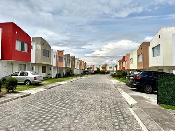 VENDO CASA EN CALDERÓN, A POCOS METROS DEL ISM