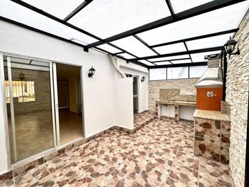 VENDO CASA EN CALDERÓN, A POCOS METROS DEL ISM