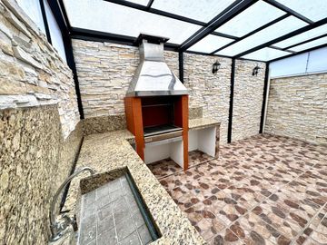 VENDO CASA EN CALDERÓN, A POCOS METROS DEL ISM
