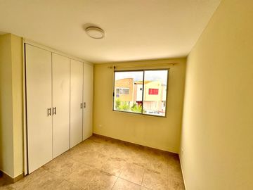 VENDO CASA EN CALDERÓN, A POCOS METROS DEL ISM