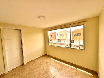 VENDO CASA EN CALDERÓN, A POCOS METROS DEL ISM