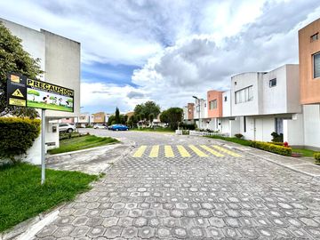 VENDO CASA EN CALDERÓN, A POCOS METROS DEL ISM