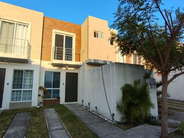 CASA EN VENTA EN PUENTE MORENO, CLUSTER CON ALBERCA, HABITACION PLANTA BAJA