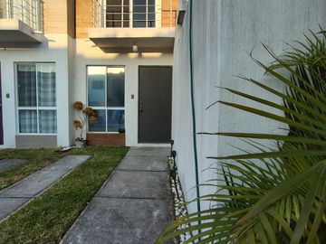 CASA EN VENTA EN PUENTE MORENO, CLUSTER CON ALBERCA, HABITACION PLANTA BAJA