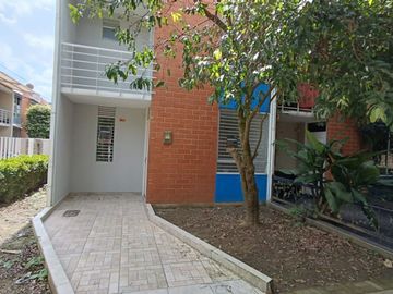CASA EN CONJUNTO RESIDENCIAL LAS HELICONIAS