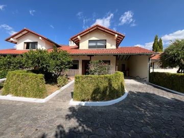 Casa de venta con suite posterior en Valle de los Chillos- sector Playa Chica