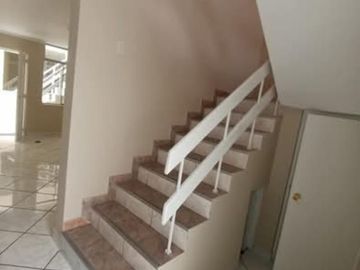 VENTA CASA 2 PISOS EN URB. PRIMAVERA