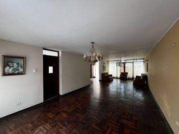 VENTA CASA 2 PISOS EN URB. PRIMAVERA