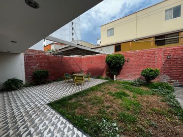 VENTA CASA 2 PISOS EN URB. PRIMAVERA