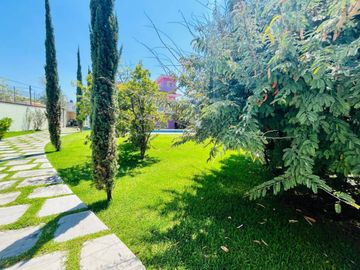 VENTA DE CASA SOLA CON ALBERCA EN OACALCO, YAUTEPEC, MORELOS