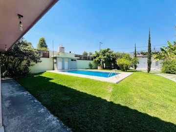 VENTA DE CASA SOLA CON ALBERCA EN OACALCO, YAUTEPEC, MORELOS