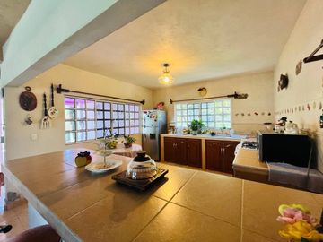 VENTA DE CASA SOLA CON ALBERCA EN OACALCO, YAUTEPEC, MORELOS