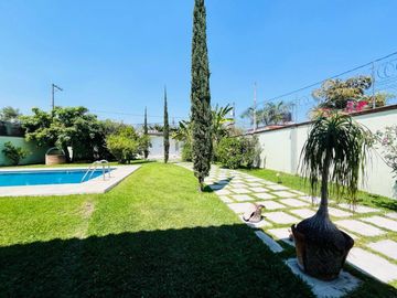 VENTA DE CASA SOLA CON ALBERCA EN OACALCO, YAUTEPEC, MORELOS
