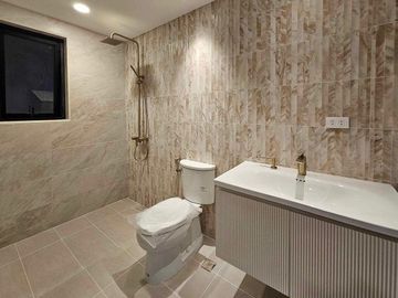 Stylish Modern Home with Elegant Interiors