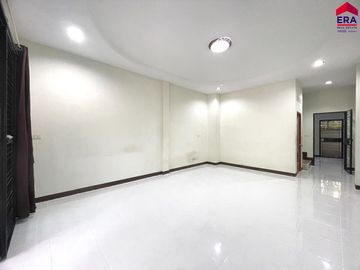 Twin house in a prime location on the Ko Teng - Wat Somwang line