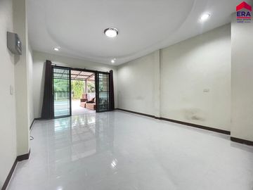 Twin house in a prime location on the Ko Teng - Wat Somwang line