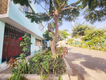 Se Vende Casa A Precio De Terreno Por Remodelar Frente A Parque