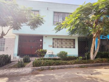Se Vende Casa A Precio De Terreno Por Remodelar Frente A Parque