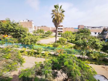 Se Vende Casa A Precio De Terreno Por Remodelar Frente A Parque