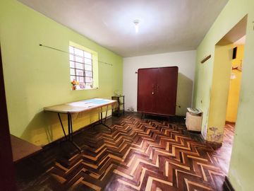 Se Vende Casa A Precio De Terreno Por Remodelar Frente A Parque