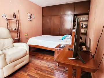 Se Vende Casa A Precio De Terreno Por Remodelar Frente A Parque