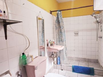 Se Vende Casa A Precio De Terreno Por Remodelar Frente A Parque
