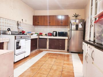 Se Vende Casa A Precio De Terreno Por Remodelar Frente A Parque