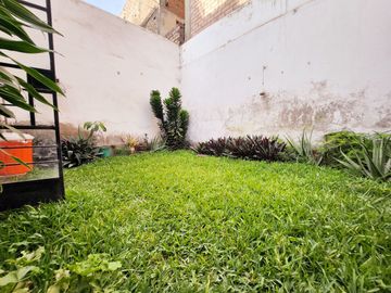Se Vende Casa A Precio De Terreno Por Remodelar Frente A Parque