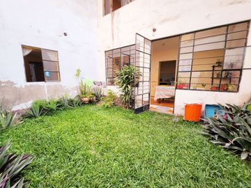 Se Vende Casa A Precio De Terreno Por Remodelar Frente A Parque