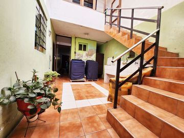 Se Vende Casa A Precio De Terreno Por Remodelar Frente A Parque
