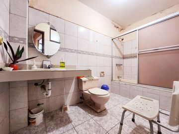 Se Vende Casa A Precio De Terreno Por Remodelar Frente A Parque