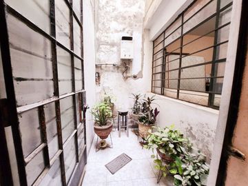 Se Vende Casa A Precio De Terreno Por Remodelar Frente A Parque
