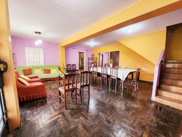 Se Vende Casa A Precio De Terreno Por Remodelar Frente A Parque