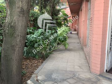 Propiedad antigua en venta como terreno ideal para hacer edificio para oficina, clínica, departamentos nuevos