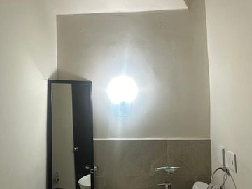 VENDO CASA EN CLÚSTER CON ALBERCA, CASETA DE VIGILANCIA, CANCHA DE FUTBOL Y JUEGOS INFANTILES.