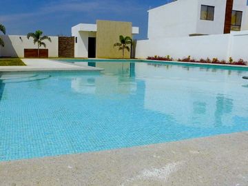 VENDO CASA EN CLÚSTER CON ALBERCA, CASETA DE VIGILANCIA, CANCHA DE FUTBOL Y JUEGOS INFANTILES.