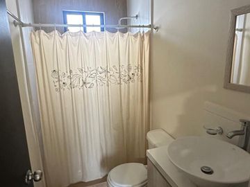 VENDO CASA EN CLÚSTER CON ALBERCA, CASETA DE VIGILANCIA, CANCHA DE FUTBOL Y JUEGOS INFANTILES.