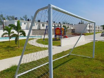 VENDO CASA EN CLÚSTER CON ALBERCA, CASETA DE VIGILANCIA, CANCHA DE FUTBOL Y JUEGOS INFANTILES.