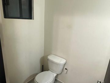 VENDO CASA EN CLÚSTER CON ALBERCA, CASETA DE VIGILANCIA, CANCHA DE FUTBOL Y JUEGOS INFANTILES.