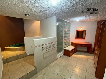Casa en Venta a Cuadras del Edificio Torres Corzo, El Dorado y Tequis.