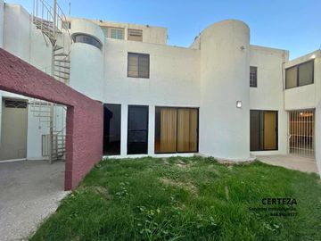 Casa en Venta a Cuadras del Edificio Torres Corzo, El Dorado y Tequis.